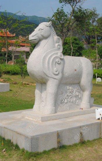 北辰山雕塑马图片