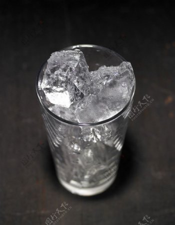 一杯冰块图片