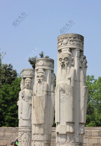 三根石柱雕刻图片