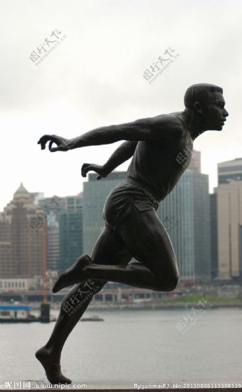 跑步的雕塑图片