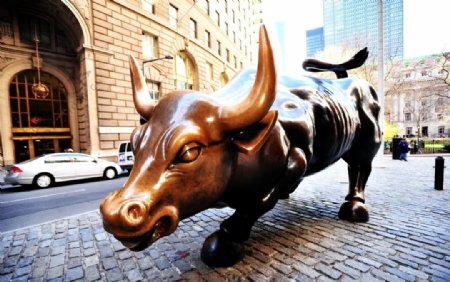 华尔街牛雕塑图片