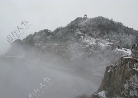 云雾中的雪色泰山图片