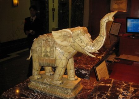 象牙大象雕塑图片