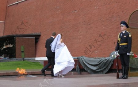 俄罗斯新人像无名烈士墓献花图片