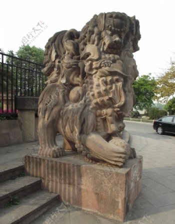 多面石雕狮子图片