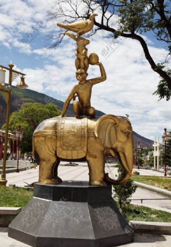 大象与猴子雕像图片