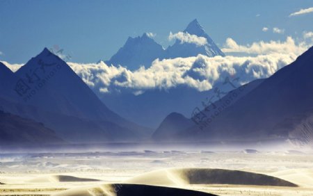 珠穆朗玛峰珠峰平原西藏日喀则山峰云峰图片