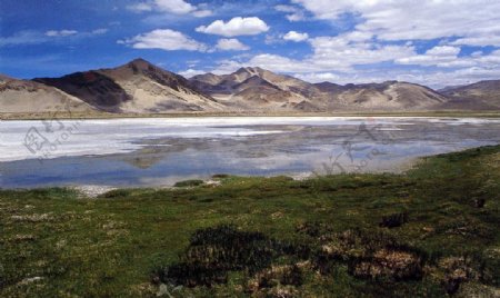 西藏雪山高原水溪流溪水西藏湖水湖羊措湖蓝天白云西藏风景图片