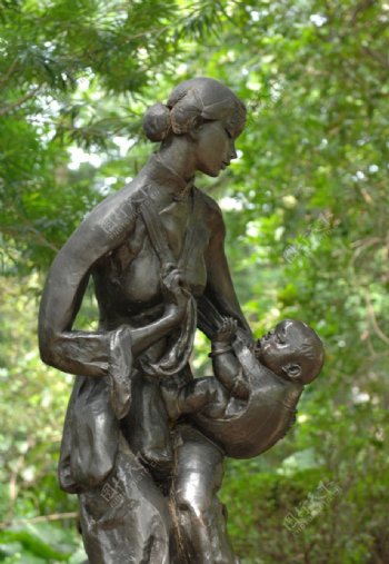 母子雕像图片