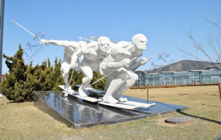 广场雕塑滑雪者图片