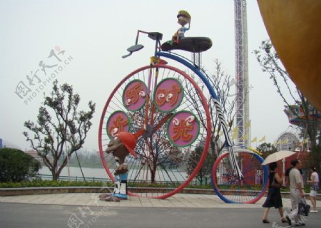 上海欢乐谷卡通雕塑单车西奥多图片
