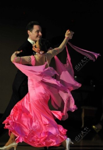交际舞体育舞蹈拉丁舞红裙男女舞者舞蹈图片