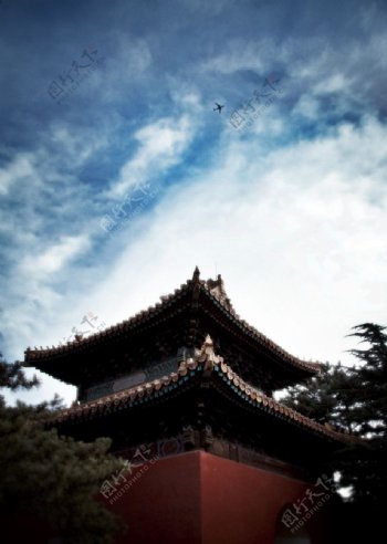 蓝天下的寺院楼阁图片
