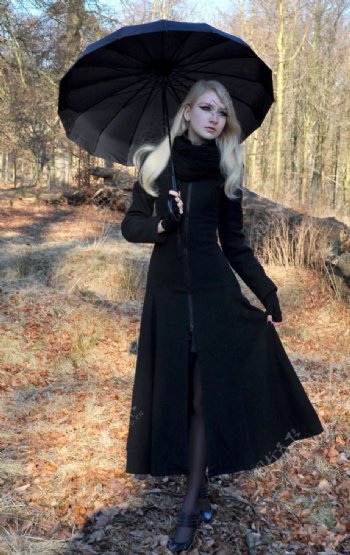 树林里的黑衣美女图片