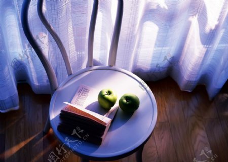 纱窗前的桌子和青苹果图片