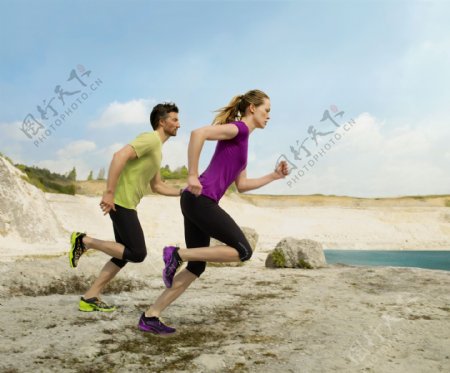 男女跑步图片
