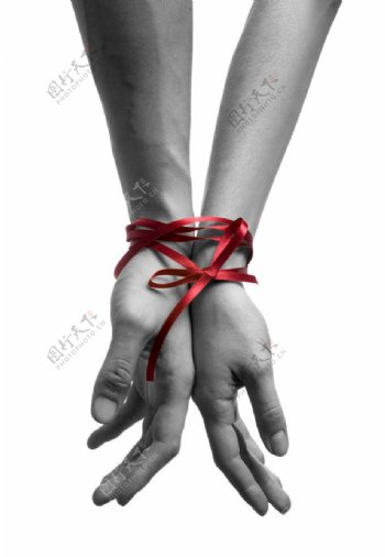 红丝带绑在一起的情侣手图片