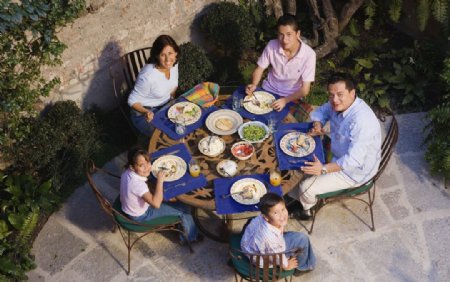一家人用餐图片