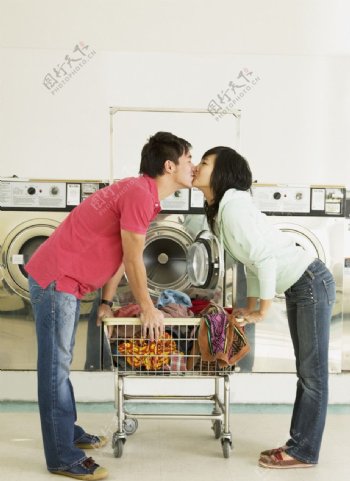 洗衣房里的恋人图片