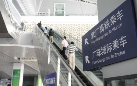 广州南站侯车室扶梯图片