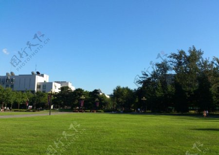 清华大学主楼前广场风图片