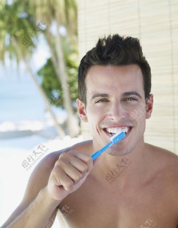 刷牙的男人图片