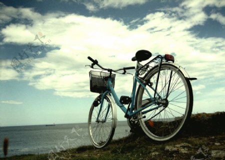 停靠在海边的单车图片