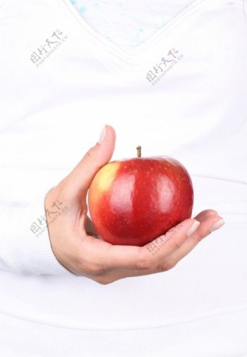 手中的红苹果图片