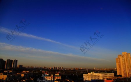 天津蔚蓝天空的早晨图片