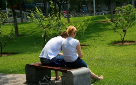 在公园休息的情侣图片
