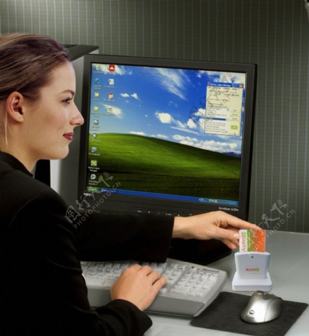 智能卡闪卡办公桌工作使用智能卡的办公白领女性图片