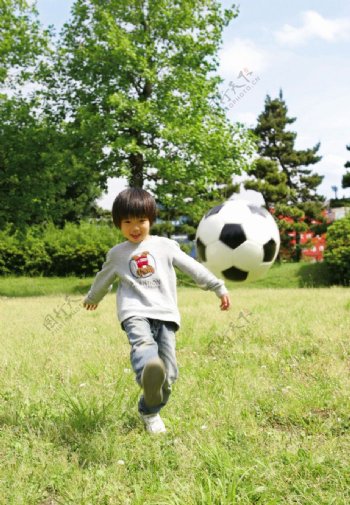 踢足球的小男孩图片