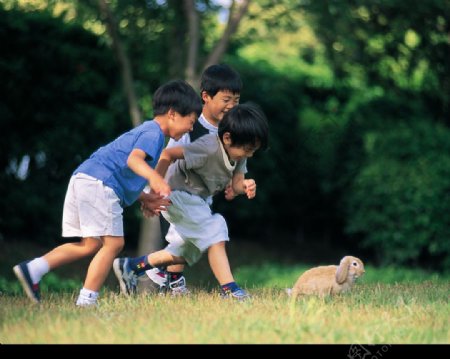 儿童与小兔图片