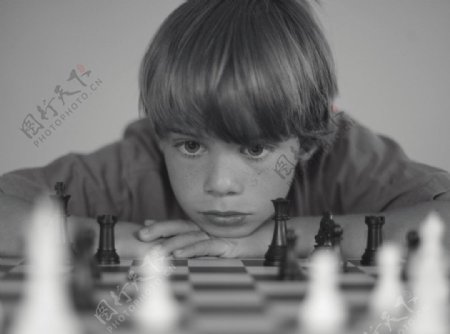 下国际象棋的男孩图片