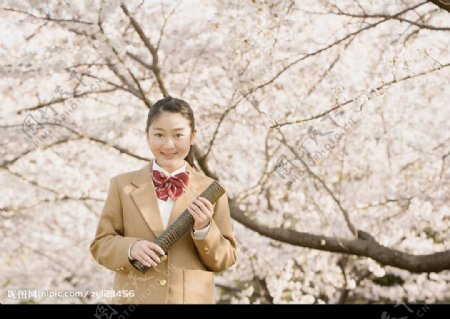 樱花树下的女生图片