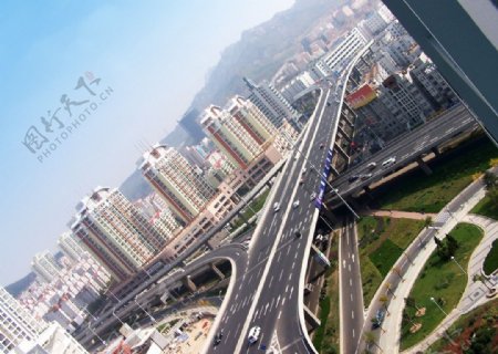 现代都市的高架桥系统图片