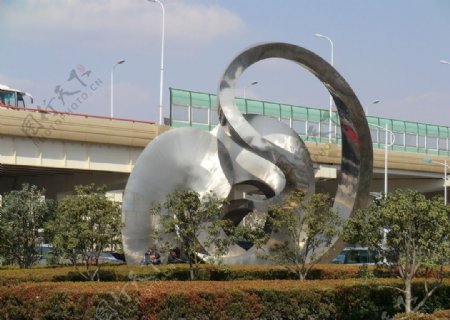 城市高架道路旁的大型雕塑图片