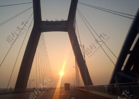 桥下日落图片