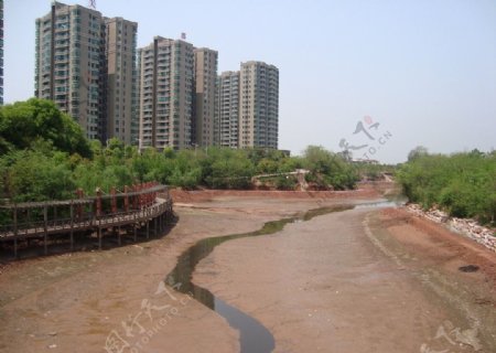 城市建筑中干涸的溪流图片