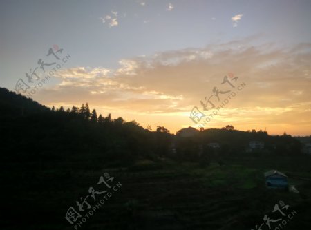 天门山下的日落图片