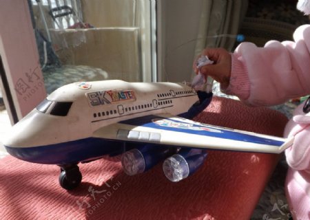 被破坏的玩具飞机图片