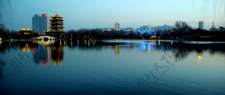 大明湖夜景图片