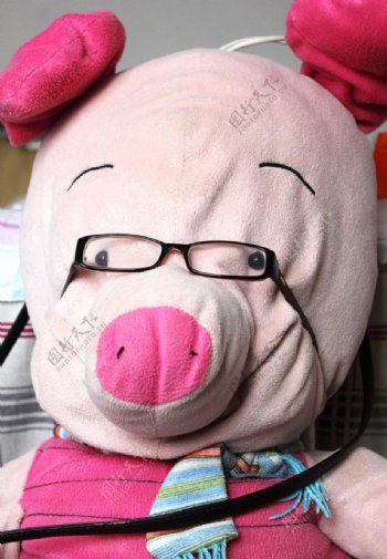 带眼镜的玩具猪图片