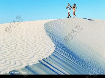 沙漠中跑步的男女图片