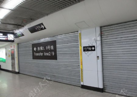 上海地铁站卷帘门图片