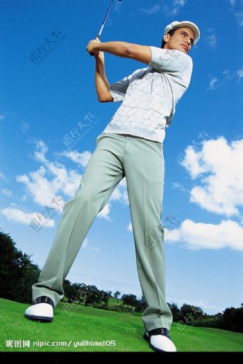 男士和高尔夫球图片