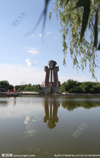 公园湖面雕塑全景图片