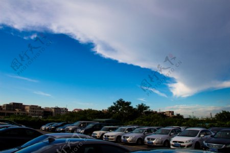 停车场与云团图片