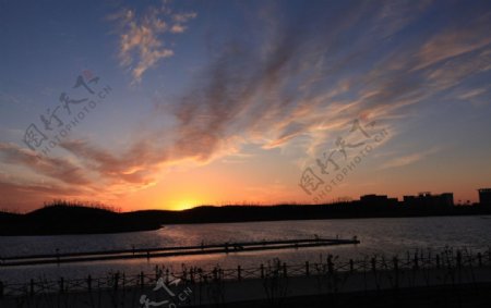 居延夕阳图片