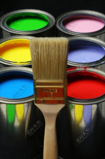 彩色油漆和刷子图片